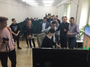 Uczniowie klasy VIII na zajęciach przy symulatorze kombajnu zbożowego -John Deer w ZCKR w Mieczysławowie