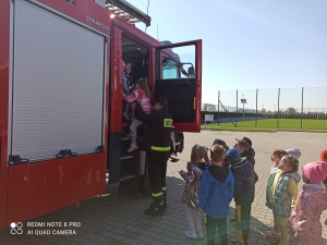 Dzieci z ZWP i OP 
poznają pracę strażaka i wóz strażacki