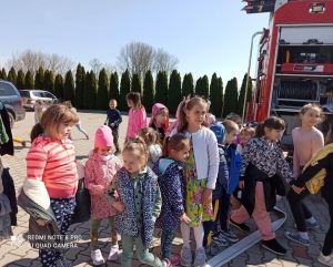 Dzieci z ZWP i OP 
poznają pracę strażaka i wóz strażacki