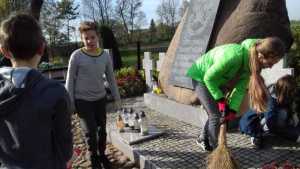 Uczniowie klasy VI porzadkują groby przed Świętem Zmarlych