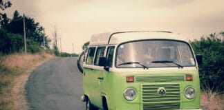 Technika hamowania silnikiem – jak działa i kiedy stosować?