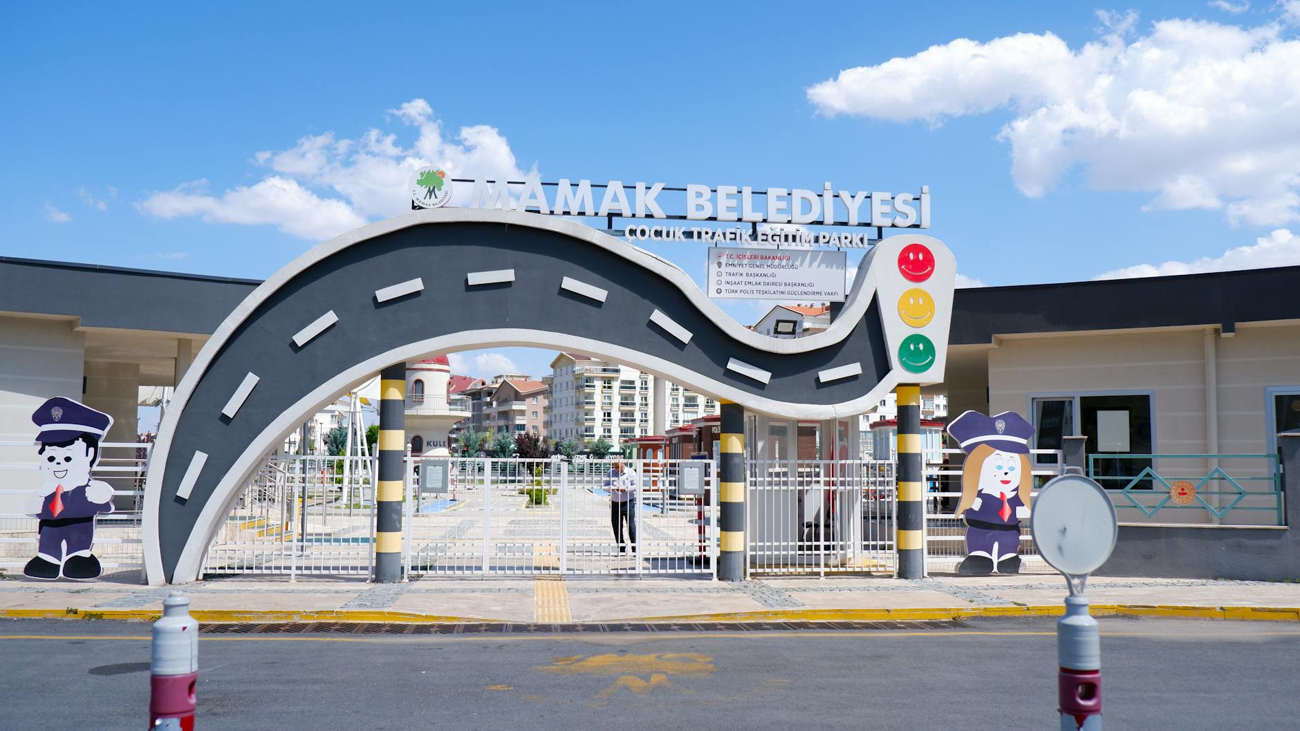 Kolorowe wejście do parku edukacji drogowej Mamak w Ankarze