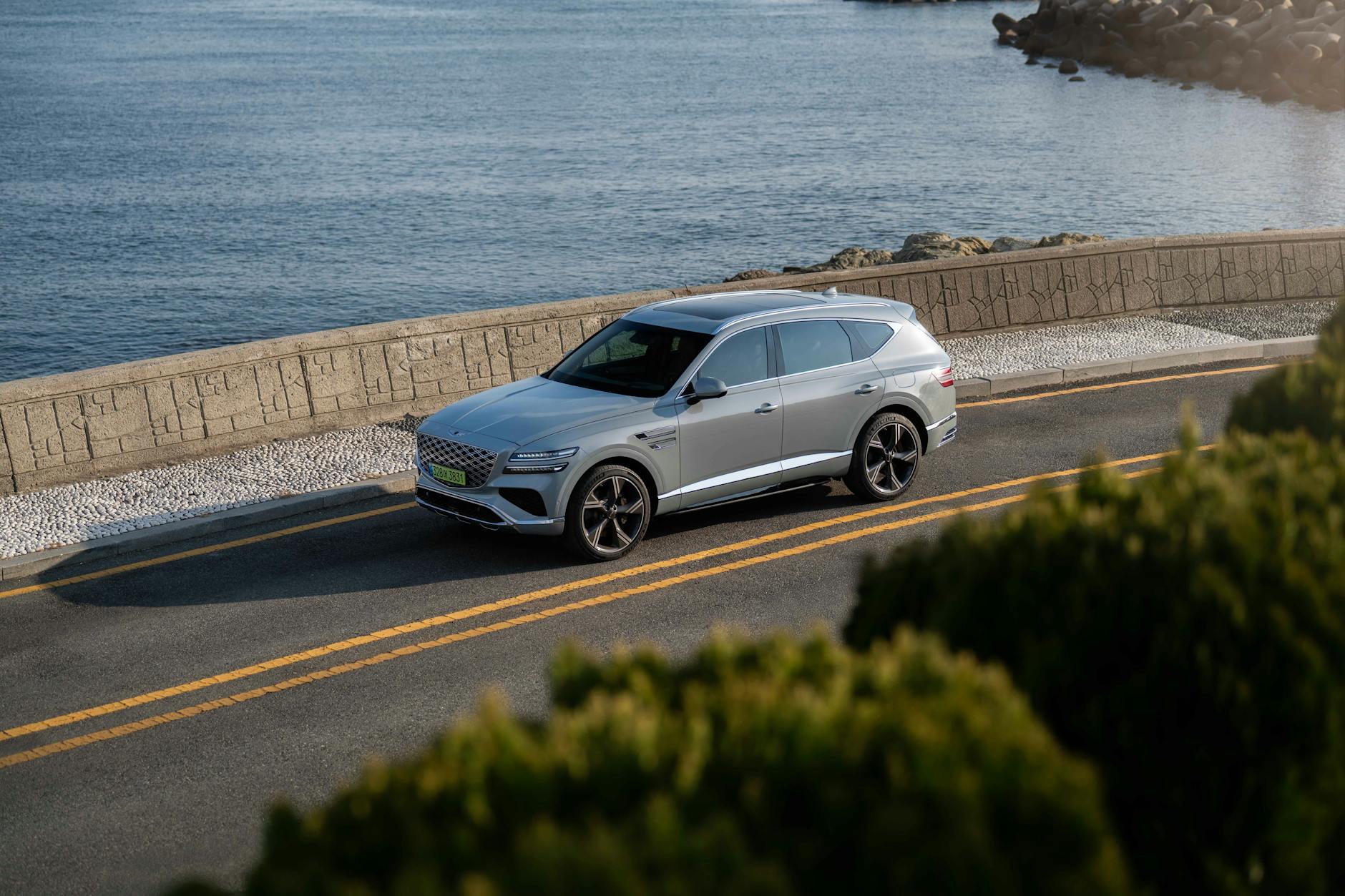 Niebieski samochód osobowy zaparkowany nocą na pustej ulicy