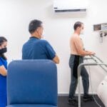 Czy egzaminator może „uwziąć się” na kursanta? Fakty, mechanizmy i jak się bronić Pacjent podczas testu wysiłkowego na bieżni pod okiem personelu medycznego