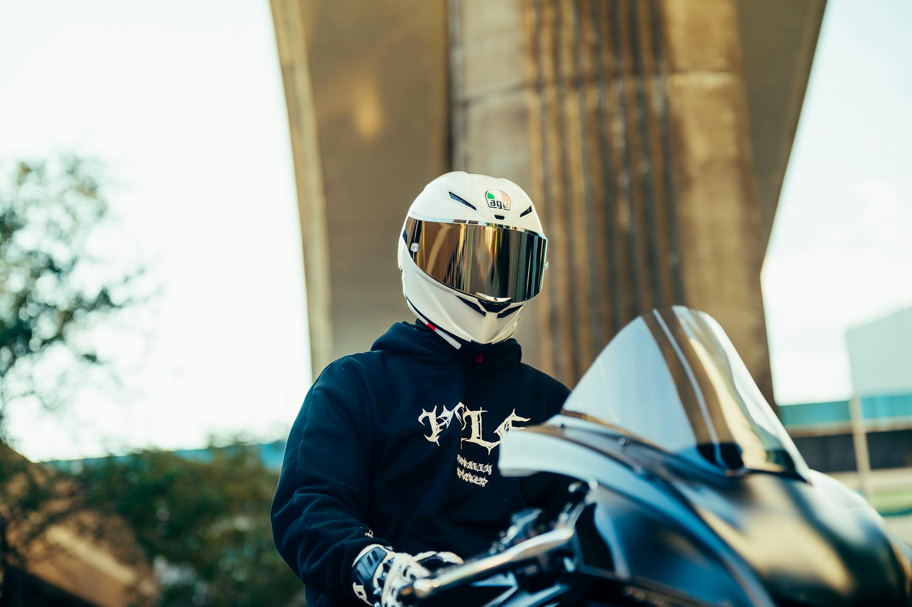 Samochody skręcające na skrzyżowaniu z sygnalizacją świetlną