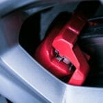 Czerwony zacisk i tarcza hamulcowa w zbliżeniu