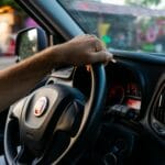 Dlaczego auto ściąga w prawo lub lewo i jak to wyczuć w czasie jazdy Dłoń na kierownicy Fiata podczas jazdy autem