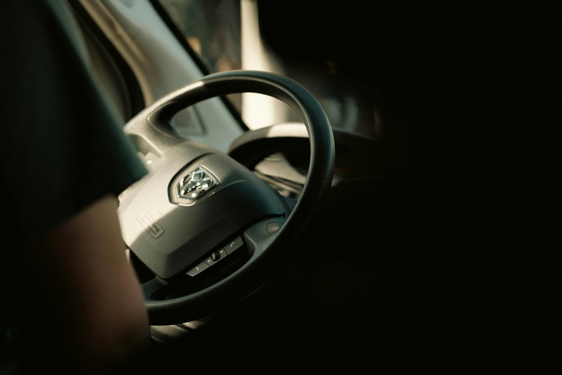 Kierownica samochodu oświetlona słońcem we wnętrzu auta
