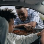 Jak wygląda rozmowa instruktora z rodzicem niepełnoletniego kursanta: zasady i granice Ojciec uczy nastoletniego syna prowadzić auto podczas jazdy