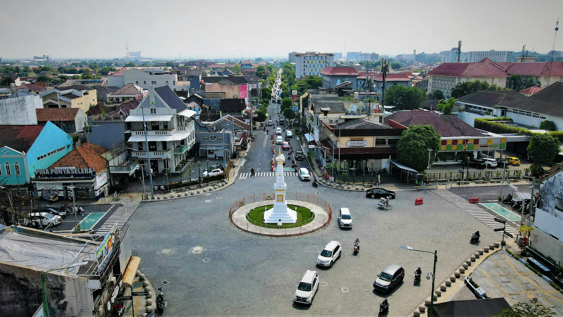 Rondo w Yogyakarcie z góry, gęsty ruch samochodów i motocykli