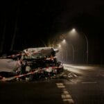Czy po kolizji mogę odjechać na pobocze, żeby nie blokować ruchu, czy to ucieczka z miejsca zdarzenia? Rozbity samochód po nocnej kolizji na słabo oświetlonej ulicy
