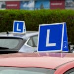 Co zrobić, gdy popełnisz błąd: kiedy kontynuować jazdę, a kiedy lepiej poprosić o wskazówkę Samochody nauki jazdy zaparkowane na placu manewrowym we Wrocławiu