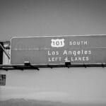 Znak autostradowy Route 101 do Los Angeles nad czteropasmową jezdnią
