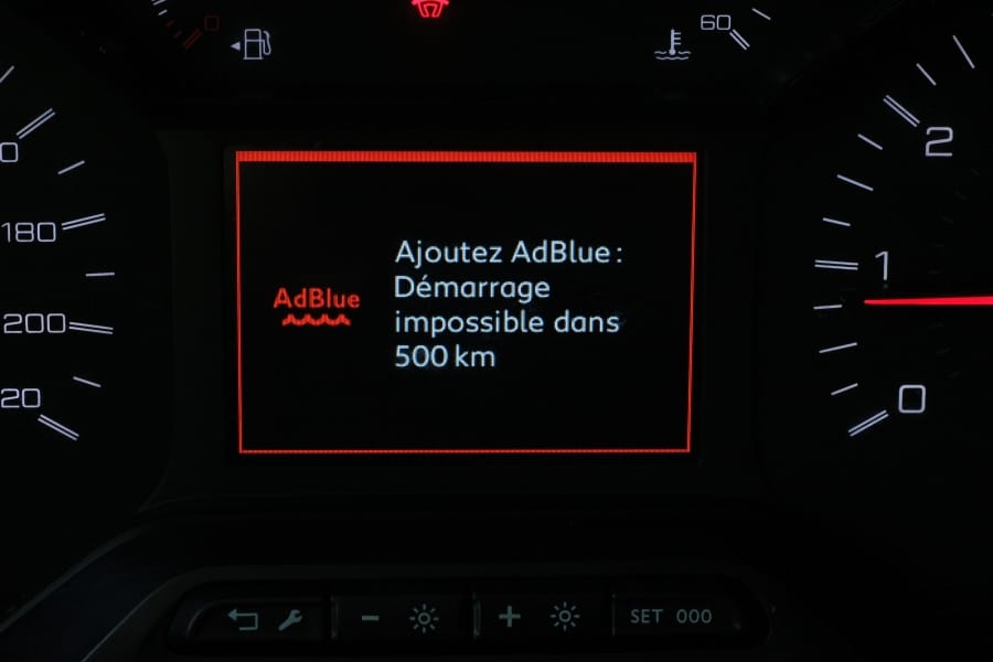 Komunikat AdBlue i spadek mocy w ciężarówce: co zrobić, zanim pojazd stanie na poboczu? Wezwanie mobilnego serwisu po utracie mocy silnika przez awarię AdBlue