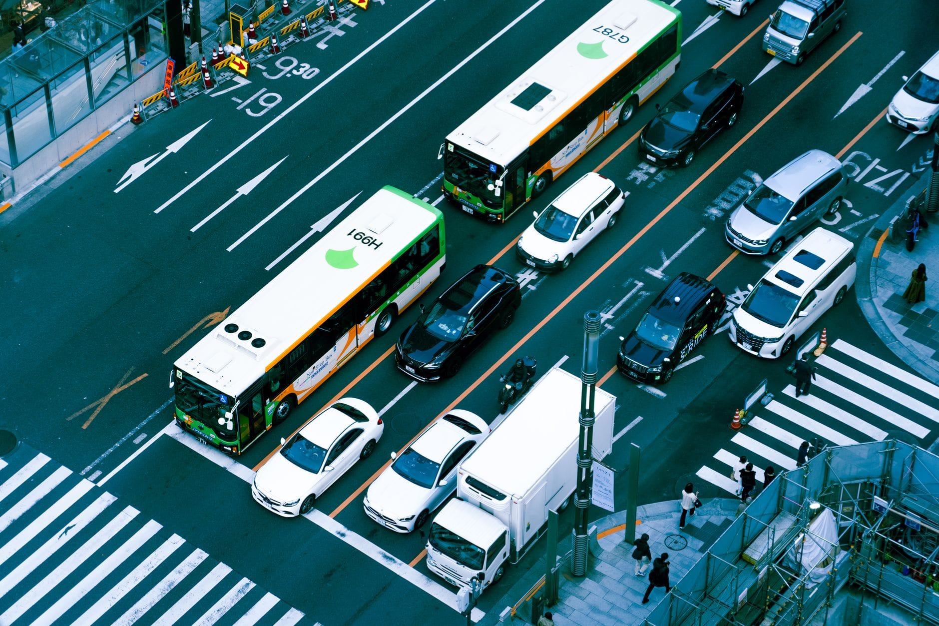 Autobusy na pasie BUS: mit, że „w weekend można”, oraz znaki i wyjątki, o których mało kto pamięta Ruchliwe skrzyżowanie w mieście z autobusami i samochodami na pasach