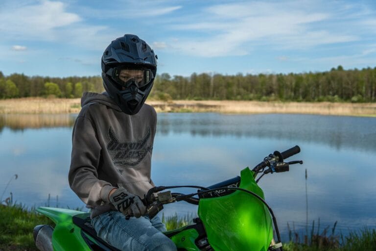 Czy na quadzie trzeba mieć kask? Aplikacje i quizy, które pomogą zapamiętać przepisy