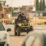 Czy na quadzie trzeba mieć kask? Aplikacje i quizy, które pomogą zapamiętać przepisy Czy na quadzie trzeba mieć kask? Aplikacje i quizy, które pomogą zapamiętać przepisy
