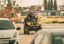 Czy na quadzie trzeba mieć kask? Aplikacje i quizy, które pomogą zapamiętać przepisy