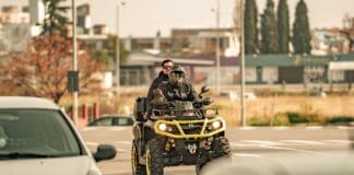 Czy na quadzie trzeba mieć kask? Aplikacje i quizy, które pomogą zapamiętać przepisy