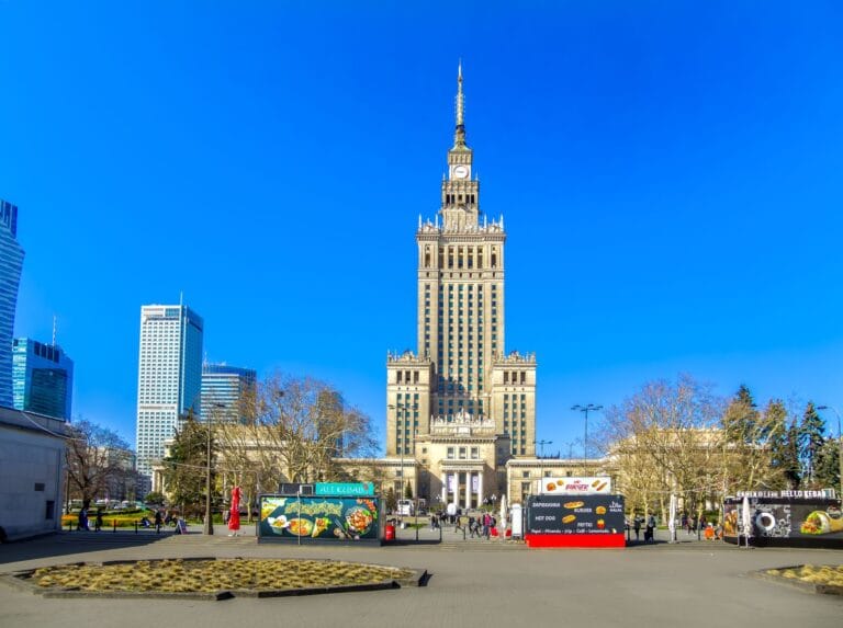 Pałac Kultury i Nauki w Warszawie na tle błę