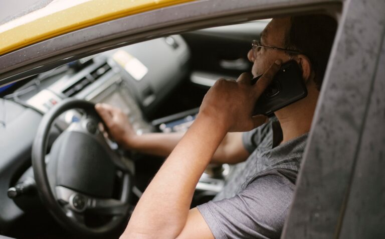 Kierowca rozmawiający przez telefon w samochodzie