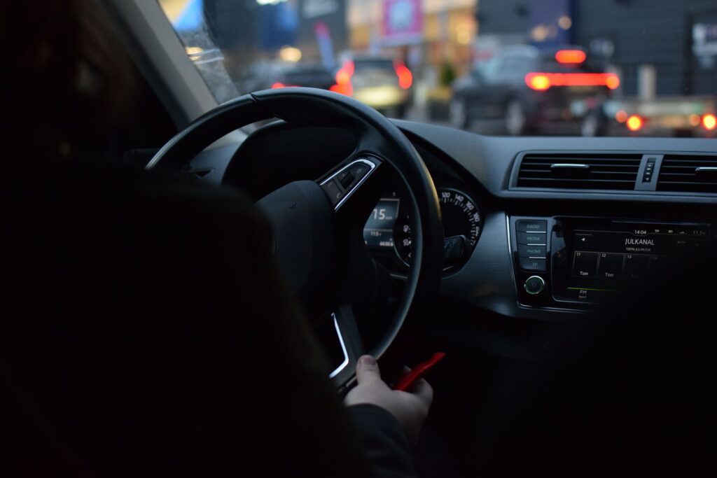 Widok z wnętrza auta na światła uliczne nocą w Sztokholmie